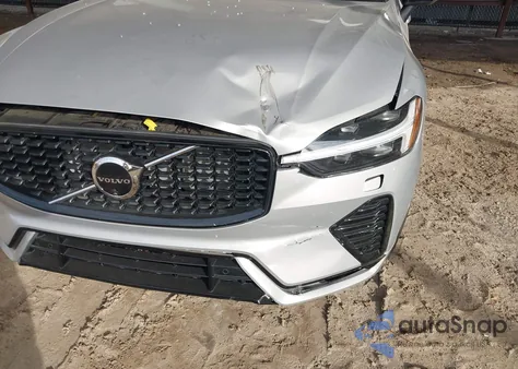 2024 Volvo Xc60 B5 Plus Dark Theme z USA, uszkodzony, nr VIN YV4L12RL0R1841209